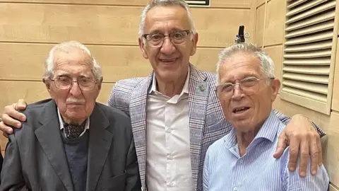 El alcalde posa con el fallecido a la derecha
