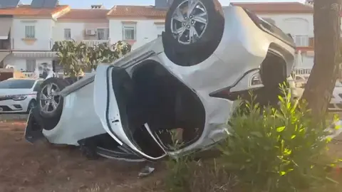 As&iacute; qued&oacute; el veh&iacute;culo tras el accidente de tr&aacute;fico en Mazag&oacute;n. Fuente: Sab Bomberos Huelva Provincia