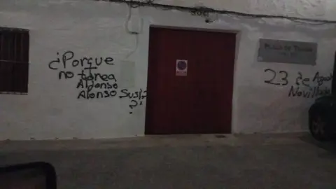 Aparecen pintadas en la plaza de toros de Santa Olalla