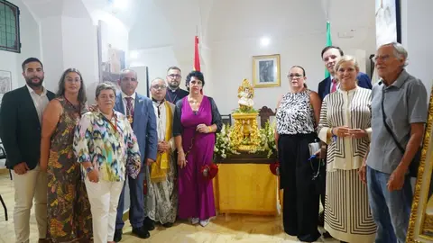 La alcaldesa posa con diputados y otros invitados