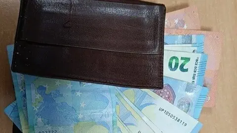 Cartera encontrada por los menores en El Roc&iacute;o. Fuente: Facebook Plataforma Polic&iacute;a Local de Almonte