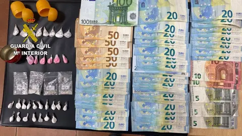 Droga y dinero de los detenidos de Ayamonte. Fuente: Guardia Civil