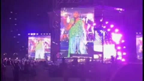 Una pantalla delante del escenario impidi&oacute; ver a Manuel Carrasco en Marbella. Fuente: Tiktok de MariCarmen