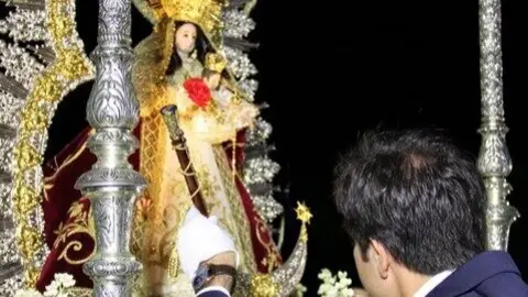 Nuestra Se&ntilde;ora de la Coronada recibe la vara de mando y se proclama como  Alcaldesa Honoraria Perpetua. Fuente: Ayto. Cala&ntilde;as