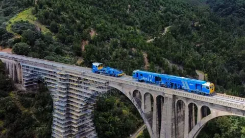 Operarios llevan a cabo la reforma interal de la l&iacute;nea Huelva-Zafra