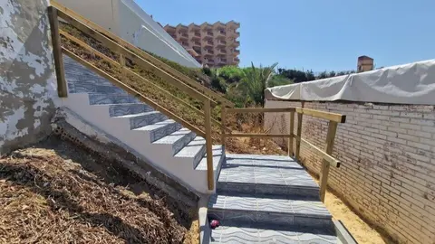 Reparan las vallas de las escaleras junto al Hotel Flamero tras haber sufrido actos vand&aacute;licos. Fuente: Ayto. Almonte