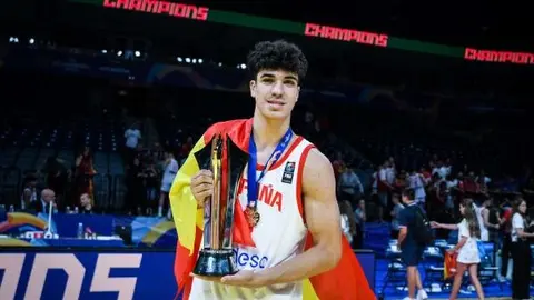 El onubense Alfonso Rodr&iacute;guez tras proclamarse campe&oacute;n de Europa con Espa&ntilde;a sub 18