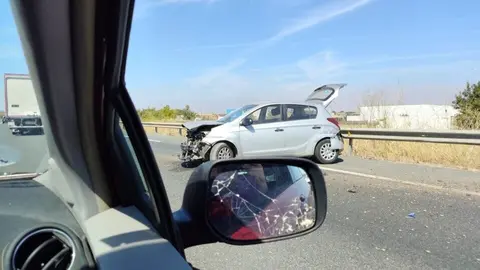 Un accidente de tr&aacute;fico provoca retenciones en la A49