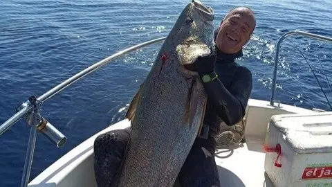 Incre&iacute;ble corvina de m&aacute;s de 42 kg pescada por Pomares. Fuente: Facebook El Mar de Isla Cristina