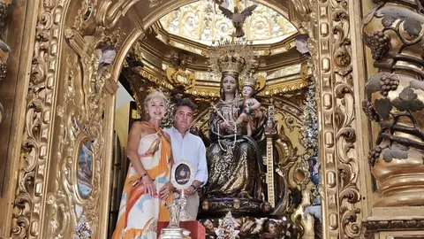 La consejera de Cultura y el alcalde de Lepe ante la Virgen de la Bella