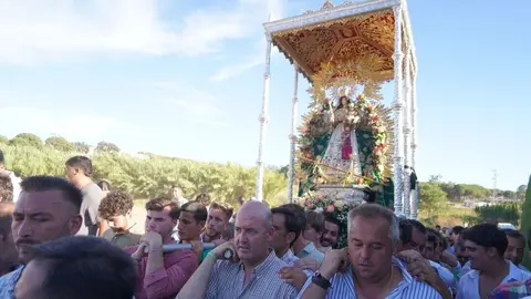 Los costaleros volver&aacute;n a portar a la reina de los moguere&ntilde;os. Fuente: Ayto. Moguer