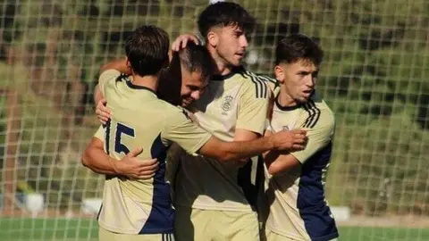 El Decano celebrando uno de los goles del partido contra el Marbella. Fuente: X Recreativo de Huelva