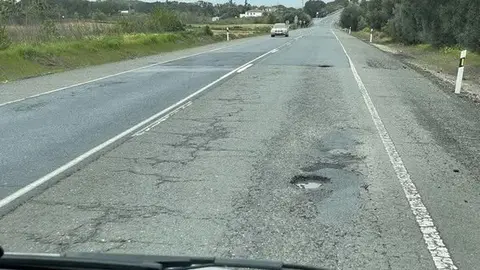 Da&ntilde;os en la carretera N-431. Fuente: Facebook Bella Verano Dom&iacute;nguez