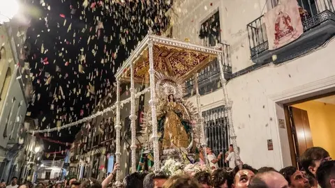 Petaladas a la Virgen de Montemayor. Fuente: Ayuntamiento de Huelva