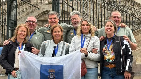 Los moteros peregrinos en Santiago con la bandera de Huelva