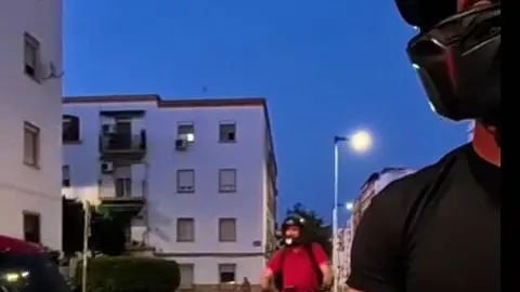 V&iacute;deo en el que se aprecia como el conductor del patinete se salta el sem&aacute;foro. Fuente: Tiktok de Jeesussola