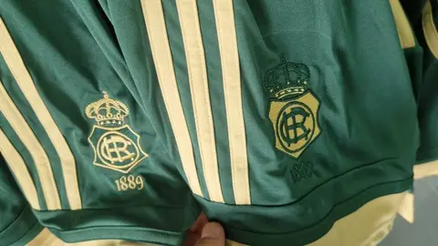 Fallo en las calzonas de la tercera equipaci&oacute;n del Decano. Fuente: X de Wallace
