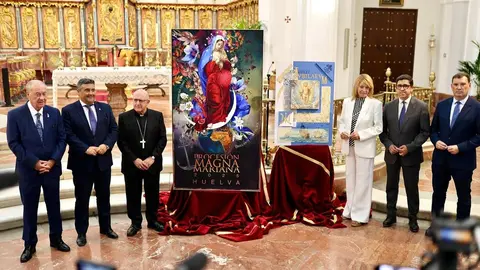 Autoridades posan junto al cartel de la Magna Mariana