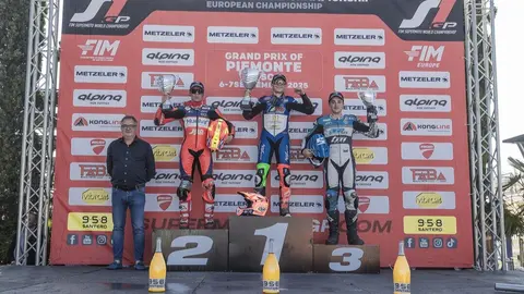 El piloto onubense, Paquito G&oacute;mez, en el podio