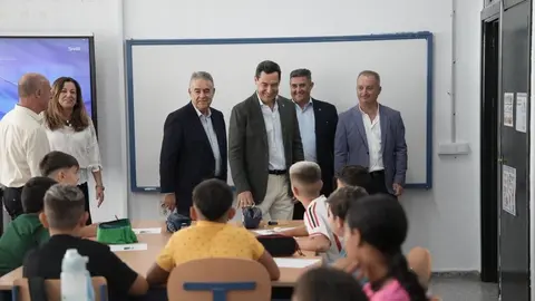 Juanma Moreno en el CEIP Los Llanos de Almonte. Fuente: Junta de Andaluc&iacute;a