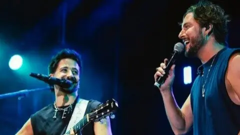 Manuel Carrasco entra por sorpresa al concierto de Camilo en Sevilla. Fuente: X Manuel Carrasco