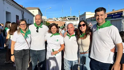 L&oacute;pez y Cayuela con vecinos de Valverde del Camino