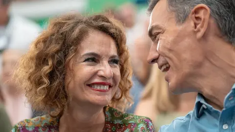 Montero sonr&iacute;e a S&aacute;nchez