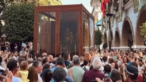 Virgen de la Bella en el traslado a la capital onubense. Fuente: Facebook Manuel Andr&eacute;s Gonz&aacute;lez