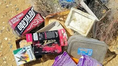 Basura de los pescadores en el Espig&oacute;n de Punta Umbr&iacute;a: Fuente: Facebook de Quique Bolsitas