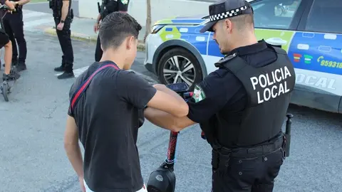Control de la Polic&iacute;a Local de Aljaraque a los patinetes el&eacute;ctricos. Fuente: Ayto. Aljaraque
