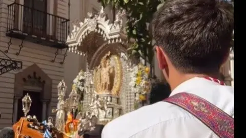 Antonio D&iacute;az le canta a la Virgen de los Milagros. Fuente: Tiktok de Antonio D&iacute;az
