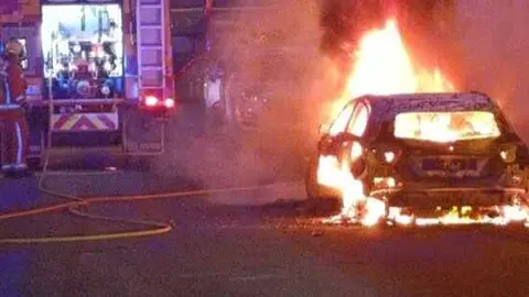 Veh&iacute;culo incendiado en Almonte. Fuente: Facebook Polic&iacute;a Local Almonte