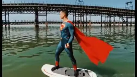 Superman por la r&iacute;a de Huelva. Fuente: Tiktok de helisboy