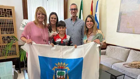 Pilar Miranda recibe al joven talento onubense del motocross &Aacute;lvaro Urbano. Fuente: Ayto. Huelva