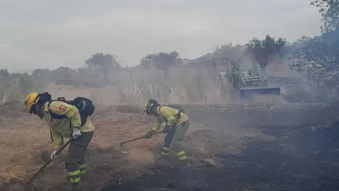 Bomberos trabajane n el incendio de Encinasola