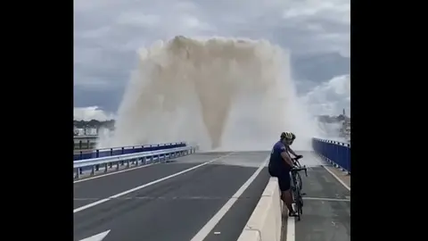 Espectacular fuga de agua tras la rotura de una tuber&iacute;a en el puente sif&oacute;n Santa Eulalia de Huelva