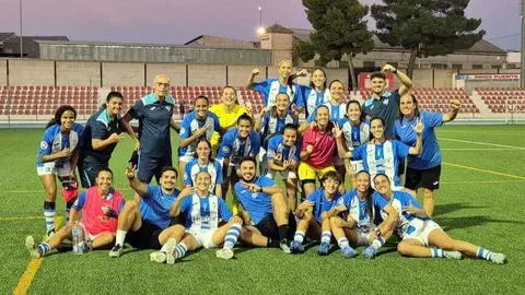 Sporting de Huelva celebrando el triunfo frente al Granada B. Fuente: X Sporting de Huelva