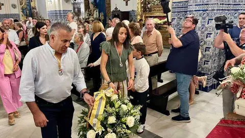 Ofrenda de nardos a la Virgen del Rosario en Isla Cristina. Fuente: Ayto. Isla Cristina