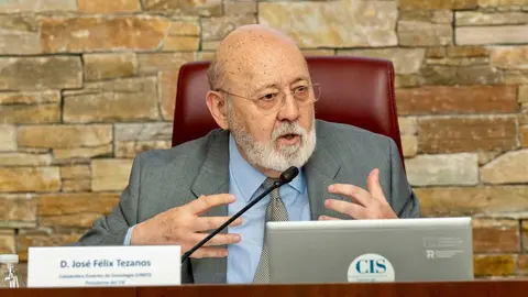 El presidente del CIS, Jos&eacute; F&eacute;lix Tezanos, durante una intervenci&oacute;n en las I Jornadas sobre Desigualdades y Exclusi&oacute;n Social (fotograf&iacute;a/CIS).