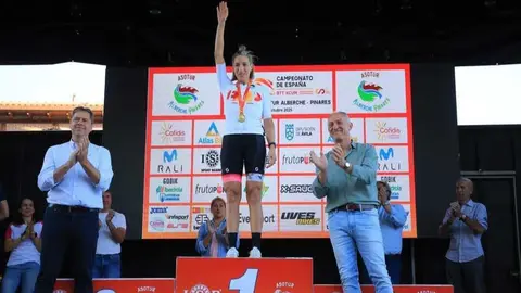 La onubense Sara Caballero celebrando el primer puesto