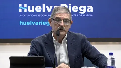 El presidente de Huelva Riega, Fernando Gonz&aacute;lez, hoy durante una comparecencia p&uacute;blica ante los medios de comunicaci&oacute;n (imagen/Alba Rojas).
