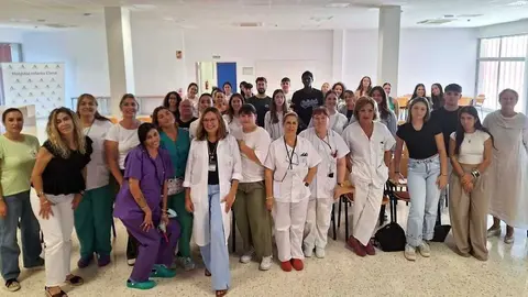 Alumnos en pr&aacute;cticas en el Hospital Infanta Elena. Fuente: Hospital Infanta Elena