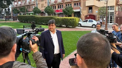 Cruz atiende a los medios