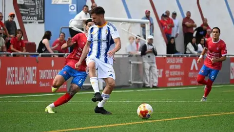 Jos&eacute; Carlos en una acci&oacute;n del partido frente a la Deportiva Minera. Fuente: X Recreativo