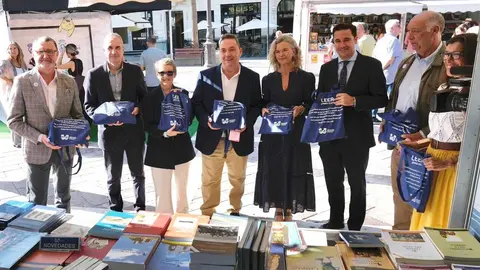 Autoridades posan tras la inauguraci&oacute;n de la 49 Feria del LIbro