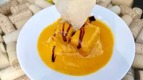 Taquitos de at&uacute;n en escabeche con base de torta de In&eacute;s rosales y crujiente de papa delta. El Cuartel