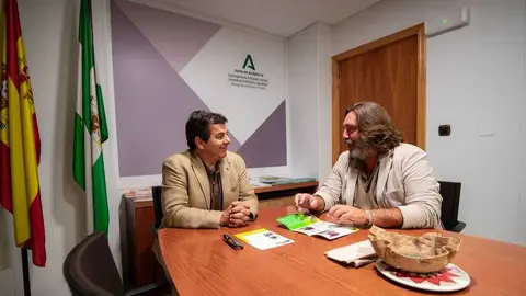 Jos&eacute; Luis G&oacute;mez Sierra y Jos&eacute; Manuel Borrero en la reuni&oacute;n