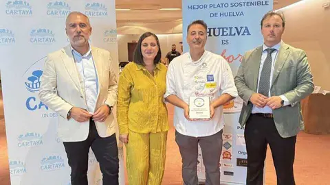 Alberto Sivera con el trofeo tras proclamarse ganador
