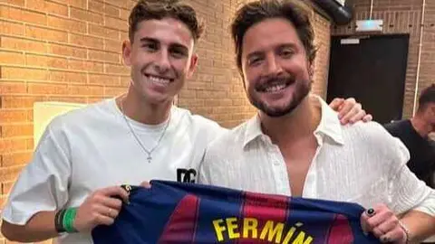 Ferm&iacute;n L&oacute;pez regala su camiseta a Manuel Carrasco. Fuente: Facebook El Mar de Isla Cristina