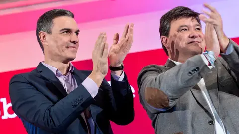 El secretario general del PSOE y presidente del Gobierno, Pedro S&aacute;nchez, junto al diputado nacional del PSOE, Gabriel Cruz, en la clausura de la Convenci&oacute;n Municipal de Andaluc&iacute;a, en Huelva.